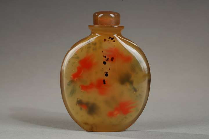 Snuff bottle agate inside painted of numerous fish